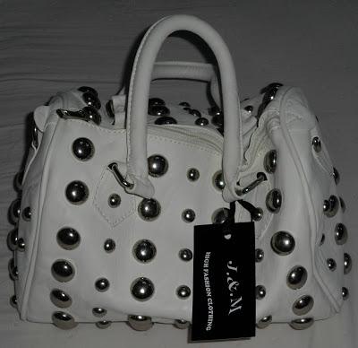 J&M; pochette con borchie.