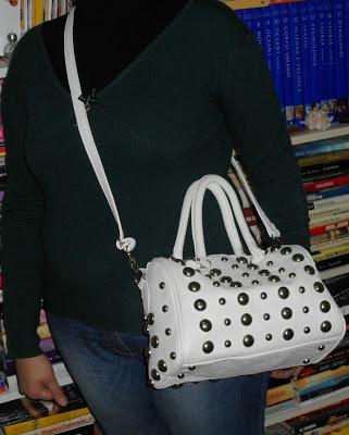 J&M; pochette con borchie.