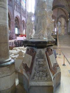 Il Re è morto (ma anche gli altri non se la passano mica tanto bene): la Basilica di Saint Denis