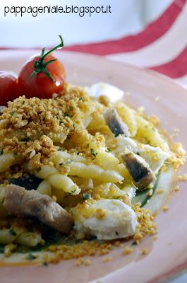 Pasta con aringa affumicata, mozzarella di bufala e pomodorini caramellati