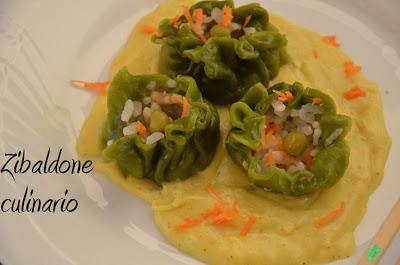 Ravioli di gamberi al vapore con salsa al curry