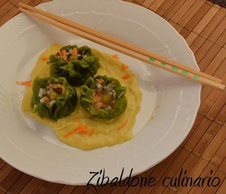 Ravioli di gamberi al vapore con salsa al curry