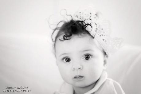 ritratto di bambina in bianco e nero