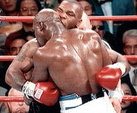 16 anni dopo, tra Tyson e Holyfield niente morsi, solo abbracci!