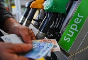 benzina 300x207 Caro benzina, proseguono i rincari del carburante