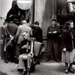 robert-doisneau-laccordeoniste-rue-mouffetard-paris-1951