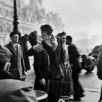 robert-doisneau-il-bacio-dell'hotel-de-ville-1950-©-atelier-robert-doisneau