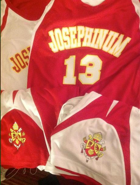 Benedetto-XVI-lascia-il-pontificato-josephinum-college-columbus-ohio-basket-team-uniform