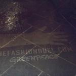 Greenpeace, clean graffiti a Milano: “Chiediamo alla moda di ripulirsi”
