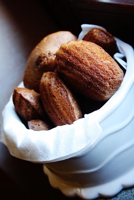 Madeleine al cacao, latte di cocco e banana.