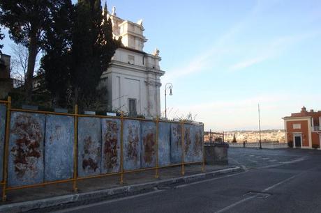 POLITICA CAFONA: UNA PROCESSIONE DI PLANCE PUTRESCENTI PER MOSTRARE A TUTTI I ROMANI I LORO BEI FACCIONI IMBOLSITI. E NON RISPARMIANO NEMMENO I MONUMENTI!