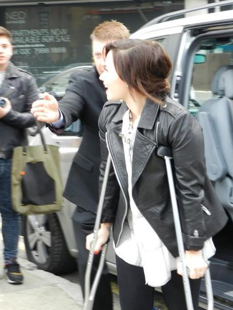 Demi Lovato con le stampelle alla London Fashion Week!