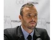 Pistorius, donne manifestano fuori tribunale: “Marcisca galera”