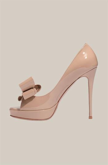 nude pumps