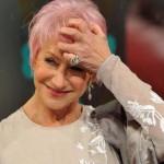 Helen Mirren con i capelli rosa confetto (foto). L’attrice sarà Elisabetta II al teatro