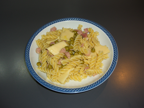 Fusilli con prosciutto, piselli ed emmental