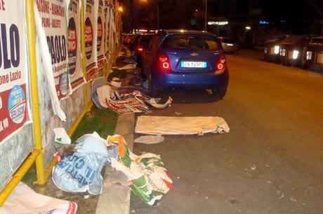 ANCORA ABOMINI ELETTORALI: STRADE, AIUOLE, INTERI QUARTIERI RIDOTTI A UN CESSO DAI MANIFESTI POLITICI. MA DOBBIAMO VOTARE QUESTI ZOZZONI? MANDIAMOLI A FARE LAVORI SOCIALMENTE UTILI, NO?