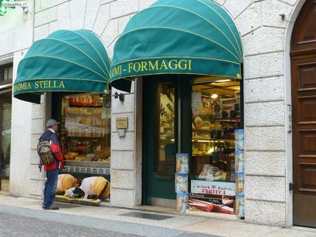 Negozi accessibili in via Stella, Verona Negozi accessibili in via Stella, Verona