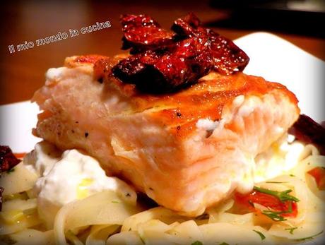 SALMONE AL ROSMARINO CON INSALATA DI FINOCCHI E STRACCIATELLA