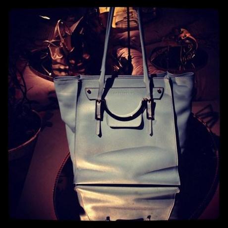 coccinelle-tote-chic-in-pelle-azzurro-nuvola