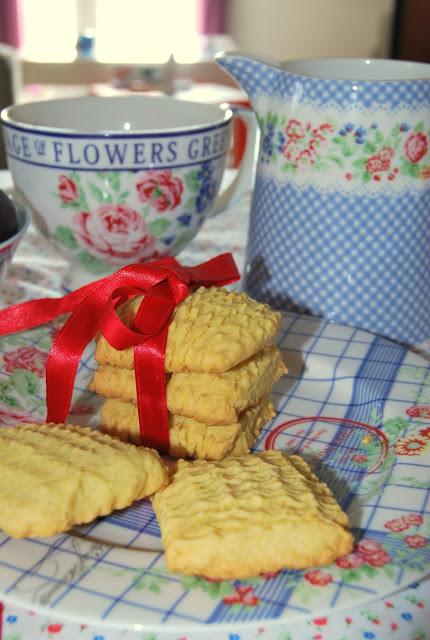 Un grazie a TUTTE voi e....biscottini alla vaniglia