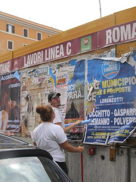 Queste sono le facce degli attacchini abusivi. Cosa ci vuole a farmarli!? Basta volerlo forse...