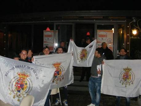 Napoli: protesta con bandiere duosiciliane alla chiusura della campagna elettorale della Lega