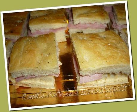 Cubetti di focaccia ripieni di mortadella (7)