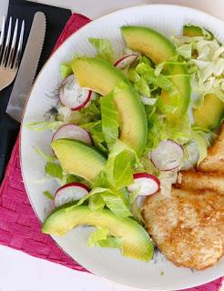 Pollo in crosta di parmigiano con insalata di avocado e ravanelli