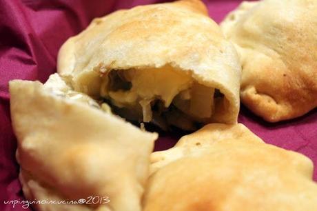 Panzerotti con indivia belga, funghi porcini e fontina