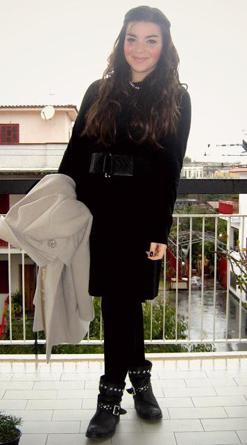 Total black... Skirt and curly hair!