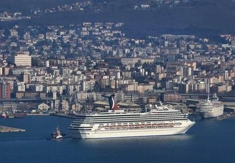 Fotonotizia: Fincantieri accoglie Carnival Destiny. Diventerà la nuova Carnival Sunshine