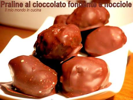 PRALINE AL CIOCCOLATO FONDENTE E NOCCIOLE