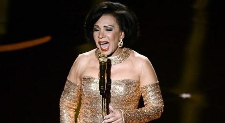 SHIRLEY BASSEY STREPITOSA STRACCIA ADELE ALLA NOTTE DEGLI OSCAR