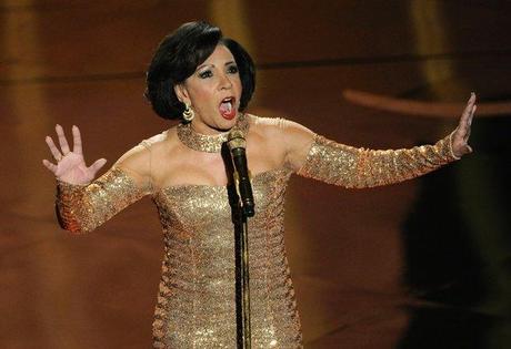 SHIRLEY BASSEY STREPITOSA STRACCIA ADELE ALLA NOTTE DEGLI OSCAR