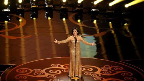 SHIRLEY BASSEY STREPITOSA STRACCIA ADELE ALLA NOTTE DEGLI OSCAR