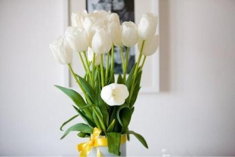 I tulipani bianchi e le perle sul pigiama.
