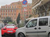 Anvedi Ferari. fronte Colosseo, ovviamente zona rimozione scuola, fanno test drive...