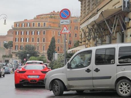 Anvedi a Ferari. E di fronte al Colosseo, ovviamente in zona rimozione e di fronte a una scuola, si fanno i test drive...