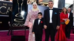 Emad Burnat, regista del candidato agli Oscar “5 Broken Cameras”, bloccato in aeroporto