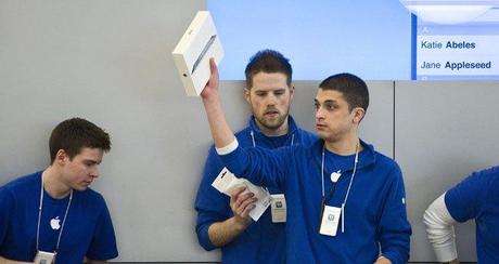 apple-employees-sell-ipad-2-chicago-17110613135858