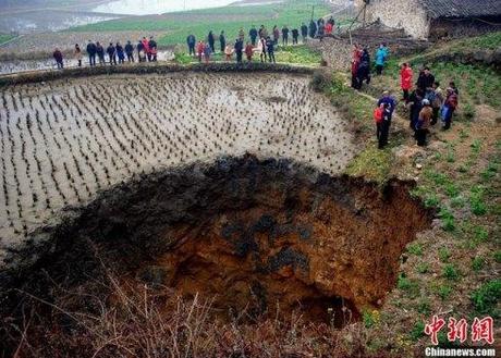 Il cratere che si e' aperto in Cina