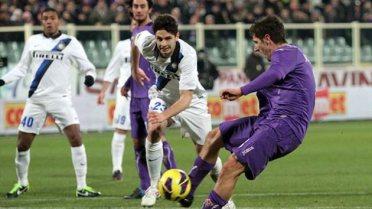 (Jovetic scaglia in porta il pallone del 3-0 contro l'Inter, che con Ranocchia sta a guardare...)