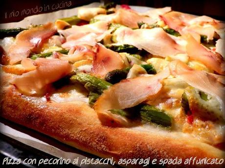 PIZZA CON ASPARAGI, PECORINO AL PISTACCHIO E PESCE SPADA AFFUMICATO