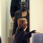 Justin Bieber Spasseggia con una maschera anti gas02