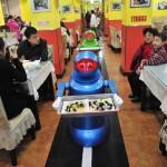 I robot che servono al ristorante in Cina 02