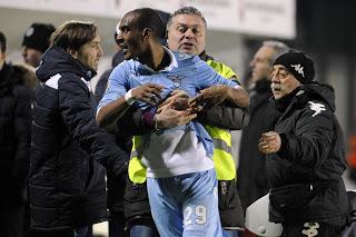 Infortunio per Konko, il terzino della Lazio out un mese e mezzo