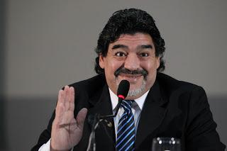 Maradona a Scampia, segno della croce in piazza Giovanni Paolo II