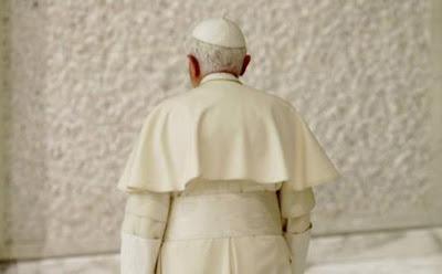 In Italia vacatio totale. E domani se ne va pure il Papa.