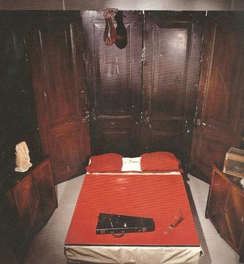Louise Bourgeois: falli, ragni e ghigliottine al Teatro Laboratorio Louise Bourgeois: falli, ragni e ghigliottine al Teatro Laboratorio